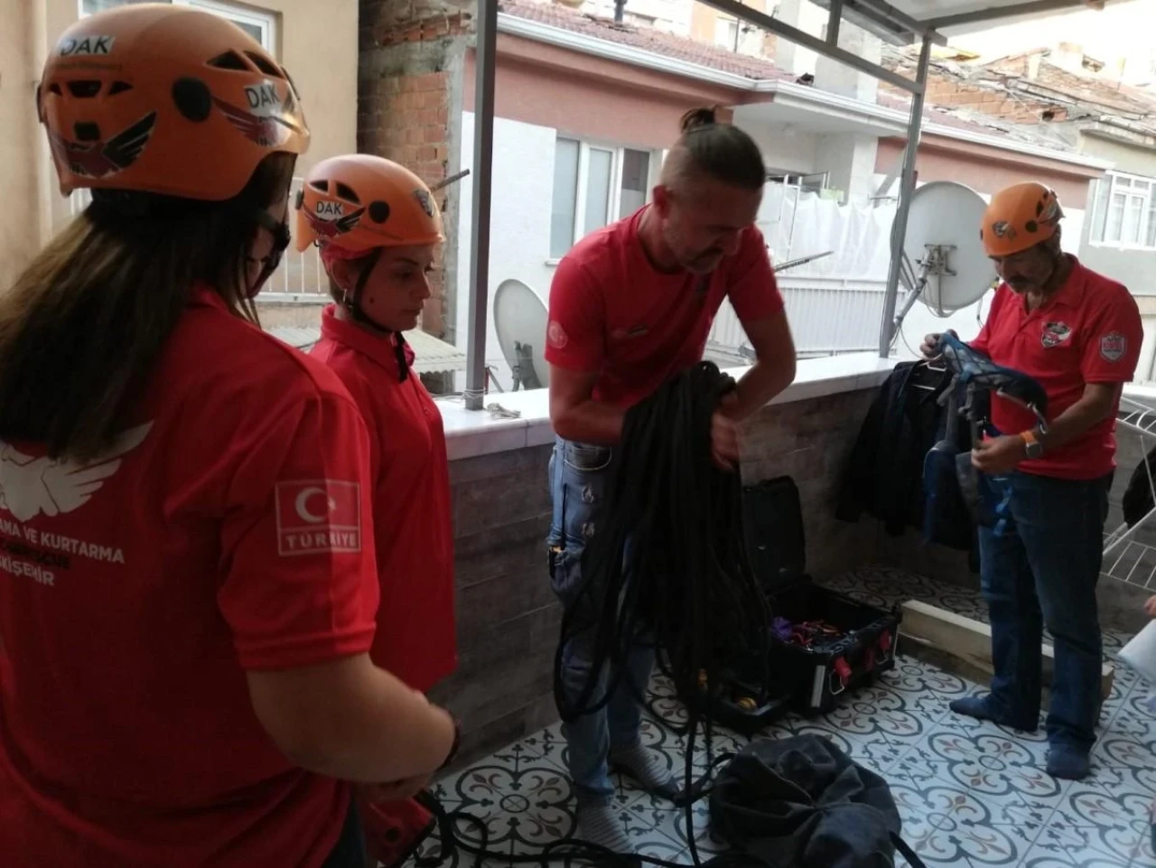 Eskişehir’de Bina Boşluğuna Düşen Kedi Kurtarıldı
