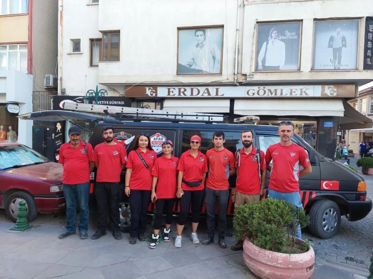 Eskişehir’de DAK Apartman Boşluğuna Düşen Kediyi Kurtardı