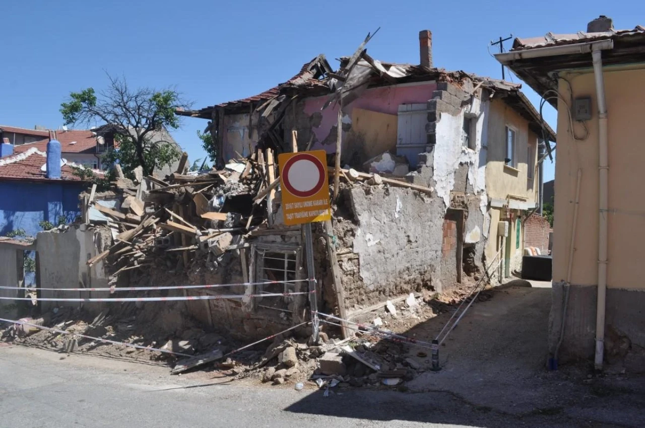 Eskişehir&#8217;de Korkutan O Bina Artık Yıkılıyor