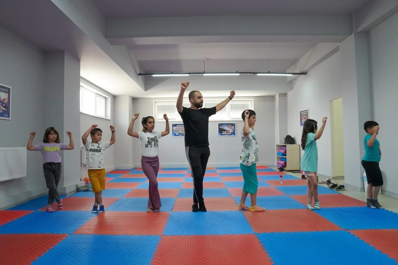 Eskişehir’de Çocuklar Halk Oyunlarını Öğreniyorlar