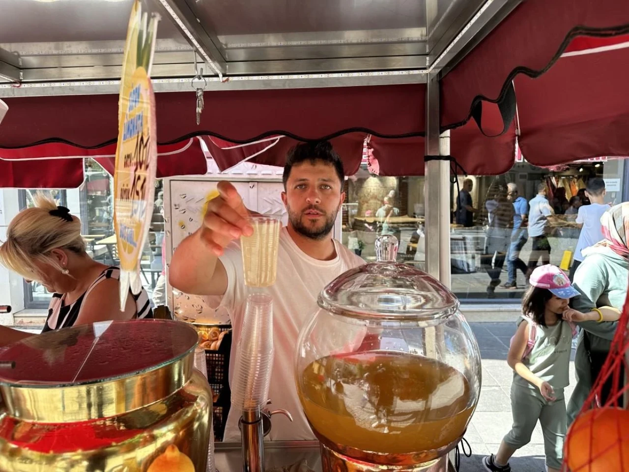 Eskişehir&#8217;de Vatandaşlar ‘Sifon Limonata&#8217;ya Koşuyor