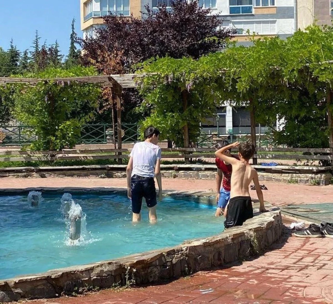 Eskişehir’de Serinlemek İsteyen Çocuklar Tehlikeye Atladı