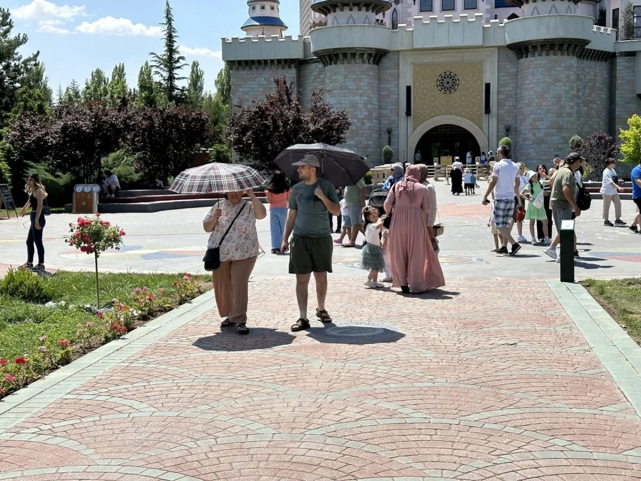 Eskişehir Sıcağında Vatandaşlar Çözümü Şemsiyede Buldu