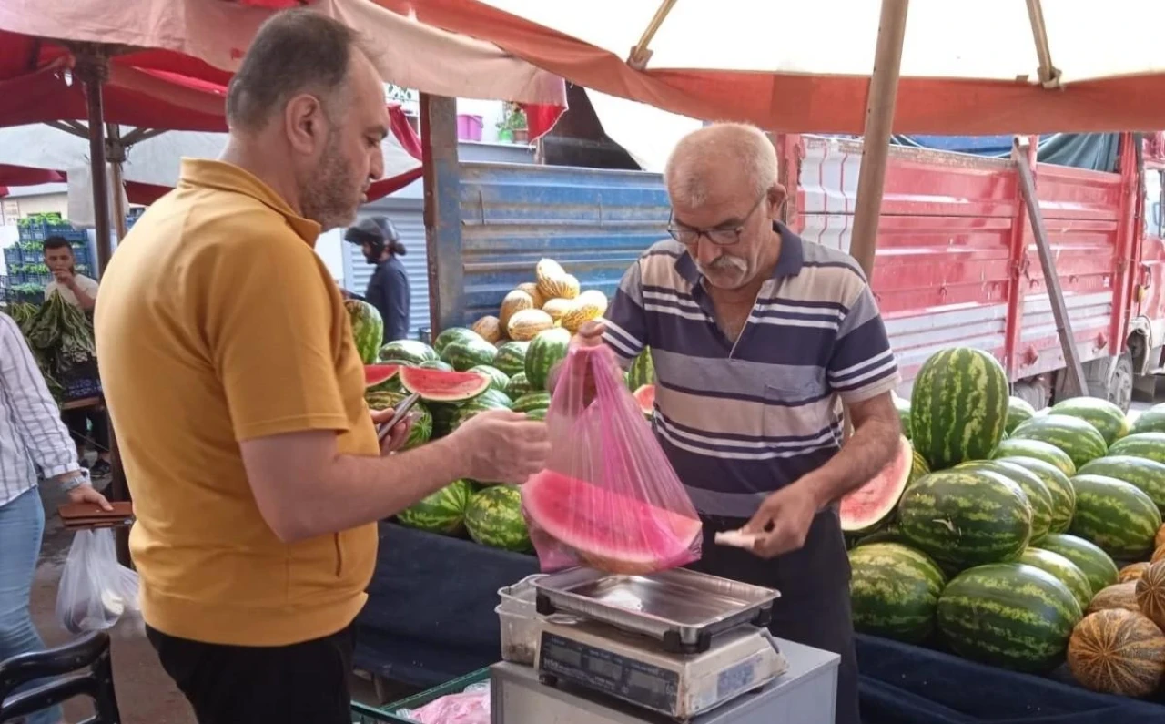 Eskişehir Pazarlarında Çeyrek Karpuz Tercih Ediliyor