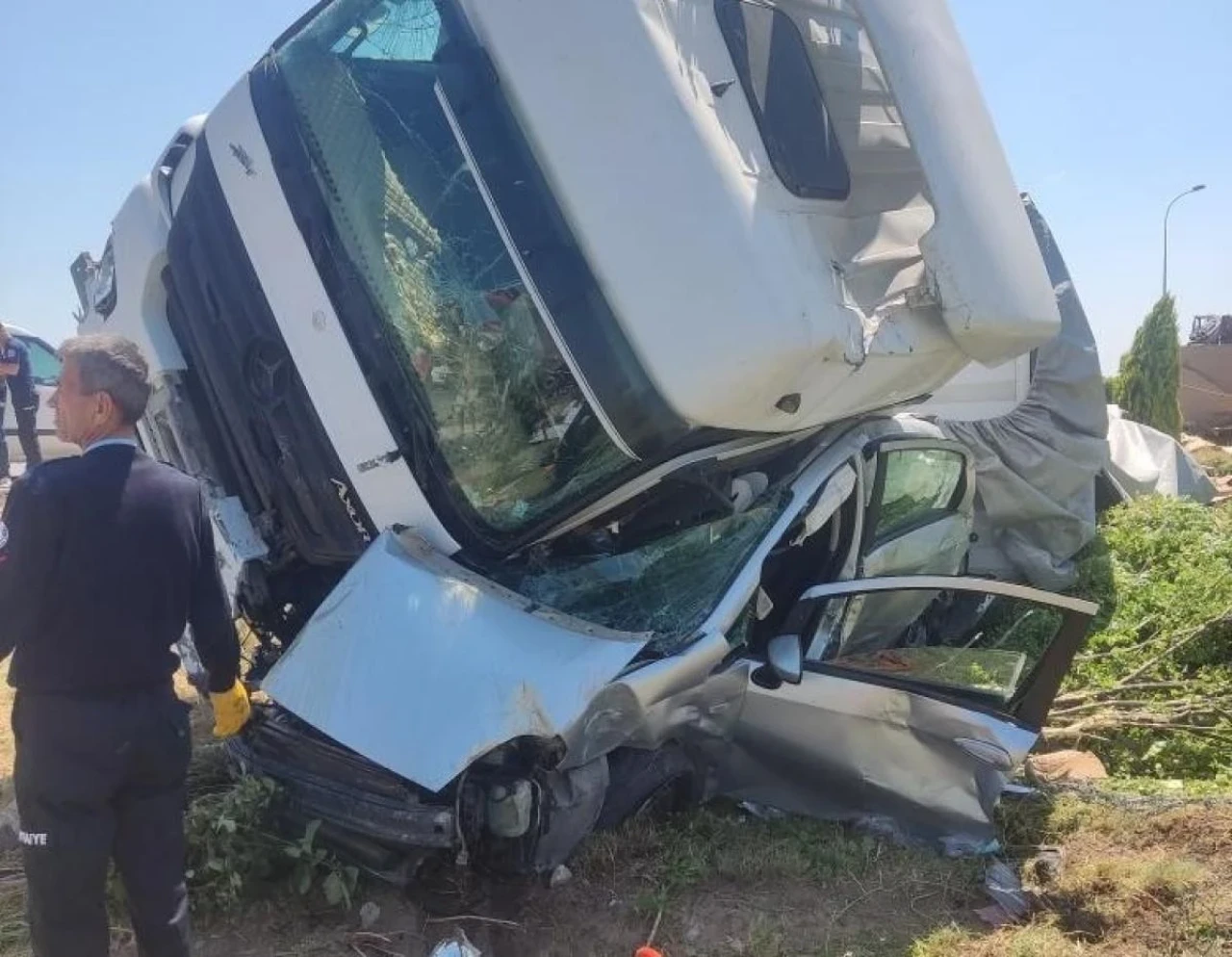 Eskişehir&#8217;de Kırmızı Işıkta Geçen Tır, Aracın Üzerine Düştü