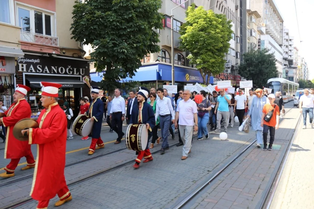 Eskişehir’de Farkındalık için Koruyucu Aile Günü Yürüyüşü!