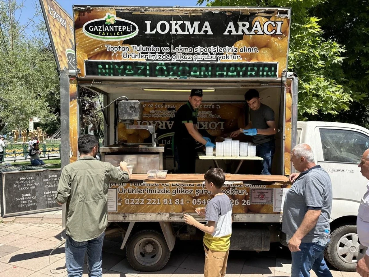 Eskişehir&#8217;de Cuma Namazı Çıkışında Lokma Dökme Geleneği