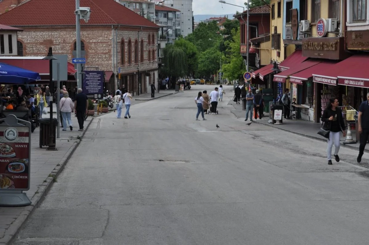 Eskişehir&#8217;de Esnaf &#8216;O Cadde Trafiğe Açılmalı&#8217; Diyor!