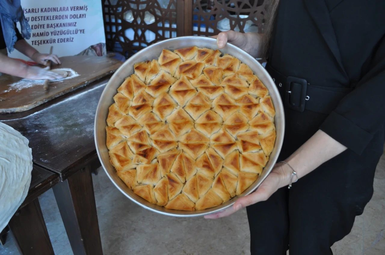 Bayram Öncesi Sivrihisar&#8217;ın Muska Baklavası İlgi Görüyor