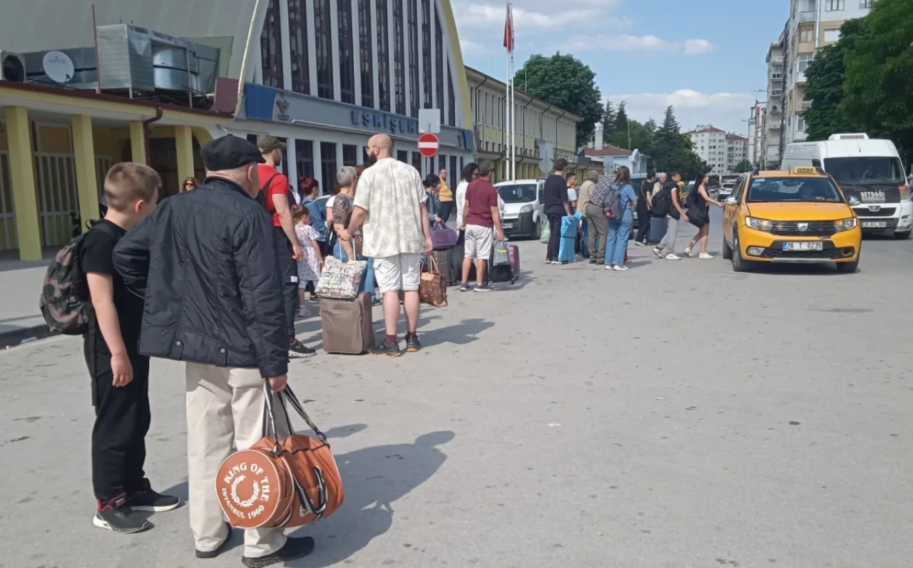 Eskişehir Tren Garı’nda Bayram Tatili Yoğunluğu