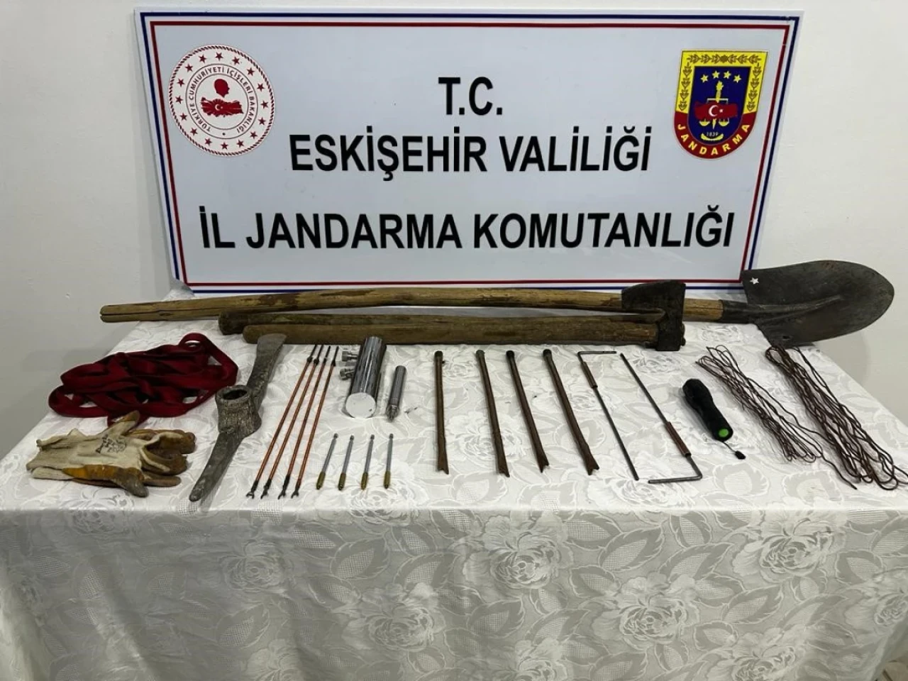 Eskişehir&#8217;de Jandarma Ekiplerinden Kaçak Kazıya Suçüstü