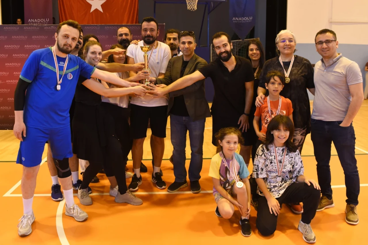 Eskişehir&#8217;de Personel Voleybol Turnuvası Şampiyonu AÖF Oldu