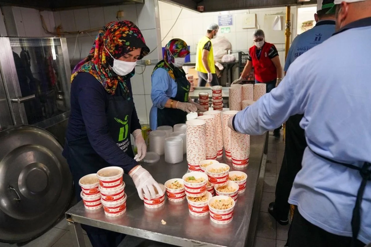 Eskişehir Tepebaşı&#8217;nda Her Gün 500 Kişilik Yemek Pişiyor