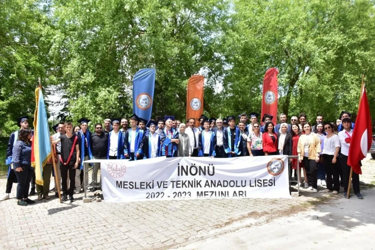 Eskişehir&#8217;in İnönü İlçesinde Mezuniyet Sevinci