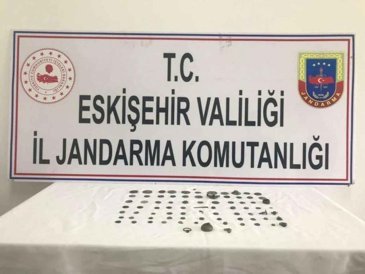 Eskişehir&#8217;de Jandarma 81 Parça Tarihi Eser Ele Geçirdi