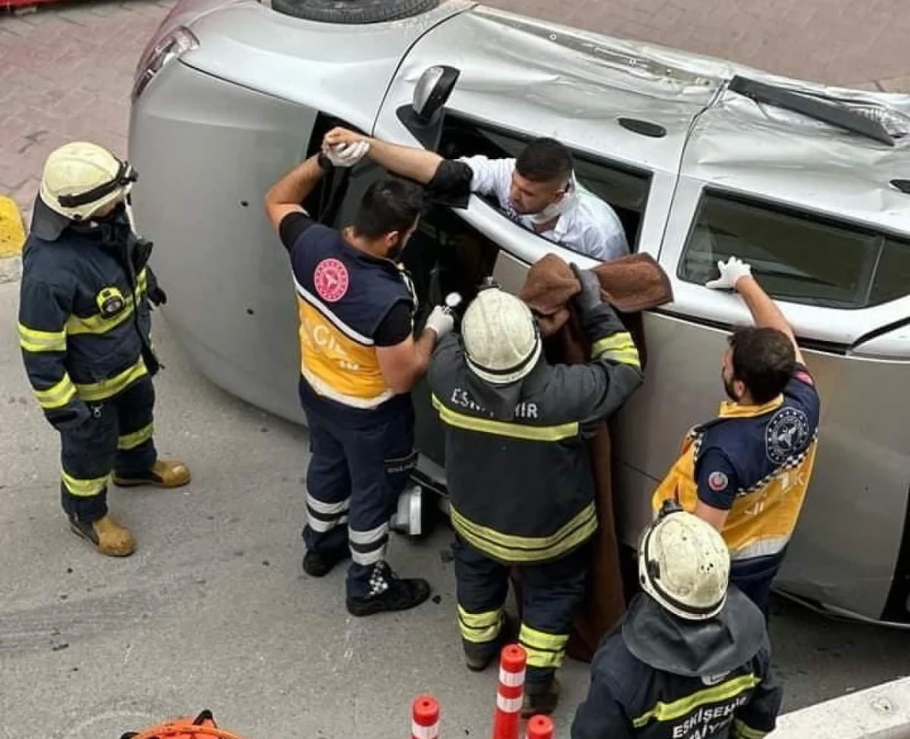 Eskişehir&#8217;de Devrilen Aracın Ön Camından Yürüyerek Çıktılar