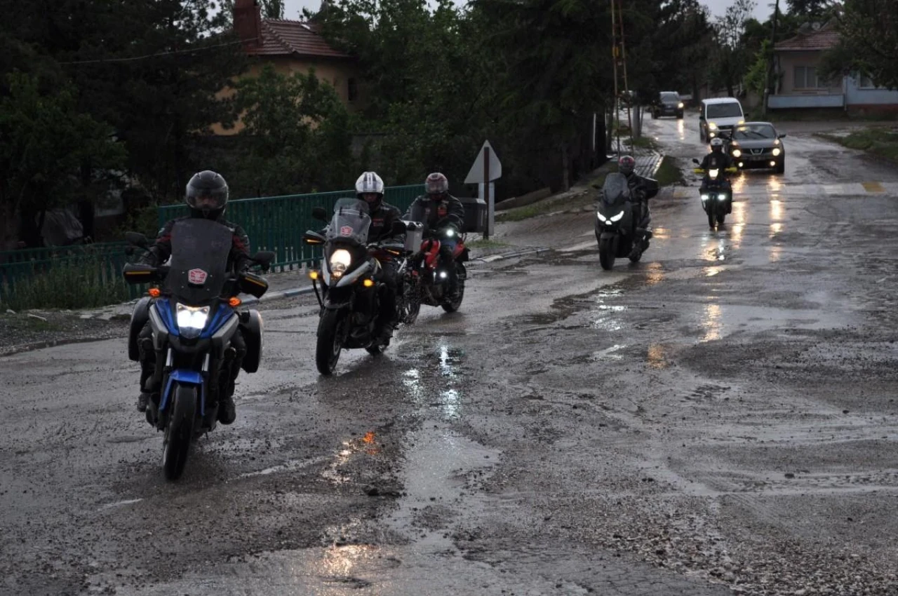 Eskişehir&#8217;de Motosiklet Derneğinden Köy Okuluna Kitap Bağışı