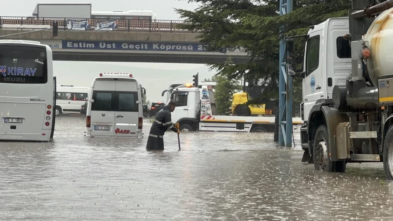 Eskişehir&#8217;de Sağanak Yağış Hayatı Felç Etti