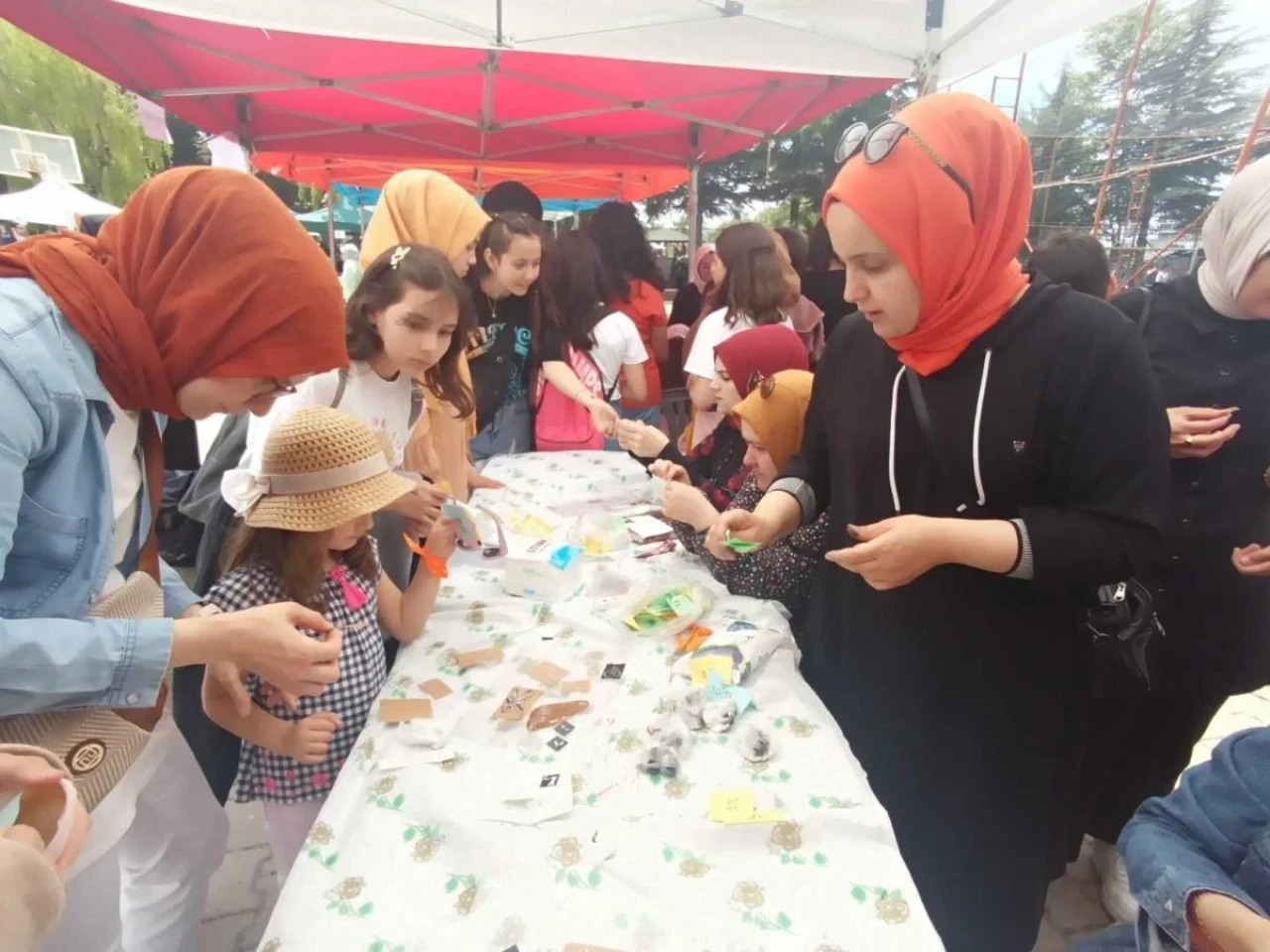 Eskişehir&#8217;de Depremzedelere Yardım Panayırı Düzenlendi