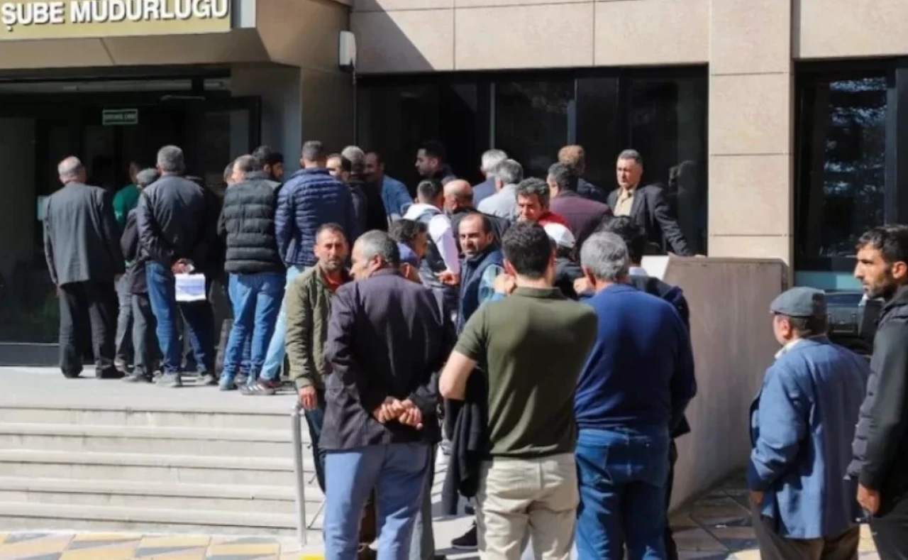 Eskişehir&#8217;de Hayvan Satmak için Kuyruğa Girdiler