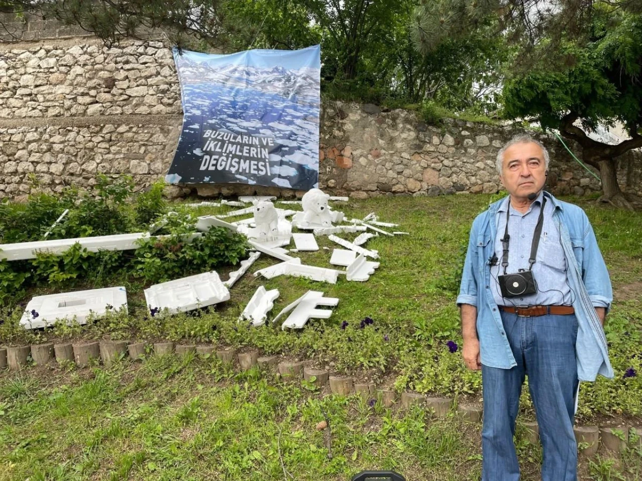 ‘Gürleyik Avatarı’nın İlginç Dekor ve Pankartlı Protestosu