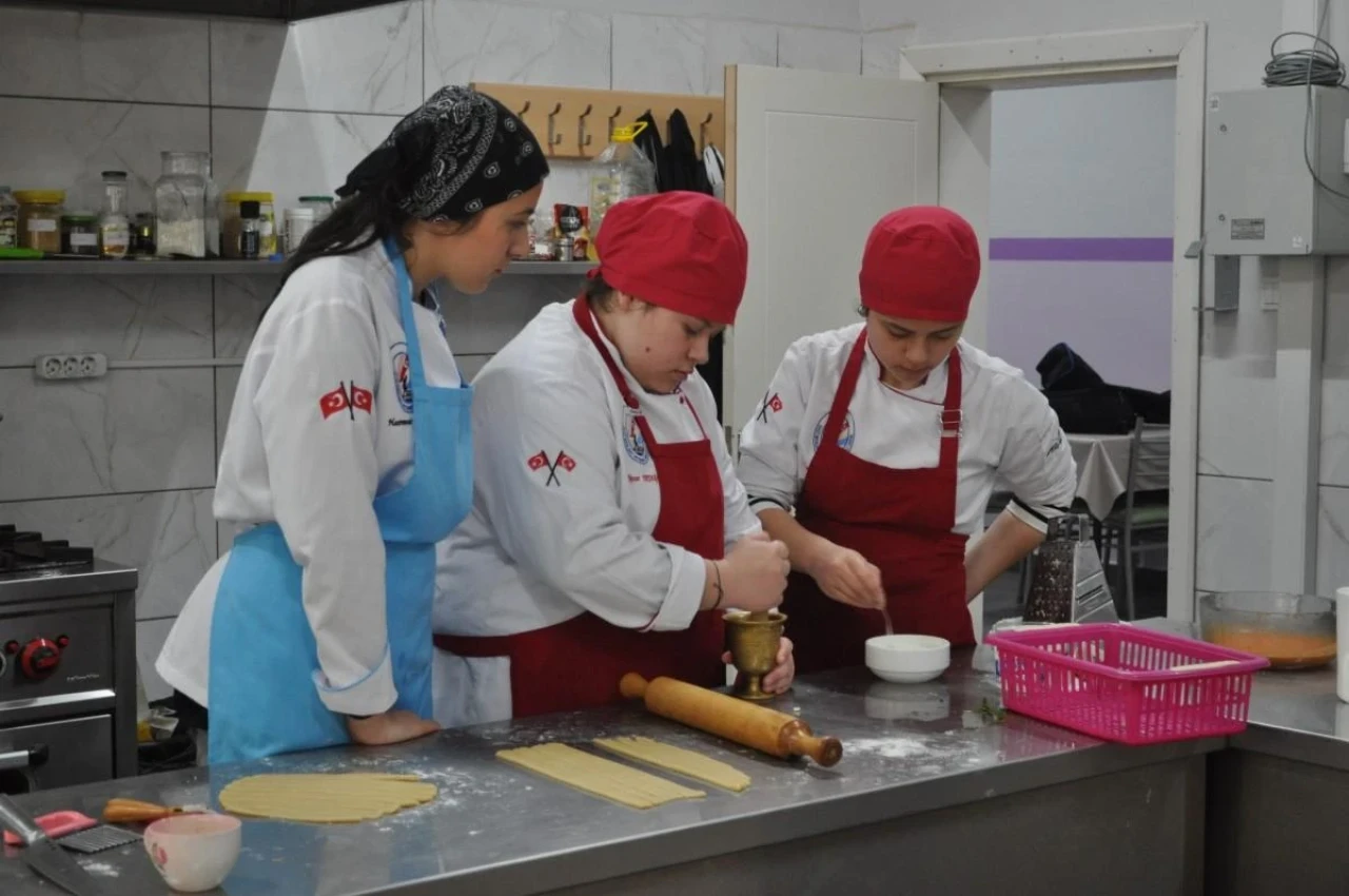 Eskişehir&#8217;de Öğrenciler Kardeşlerine Yemek Yapıyor