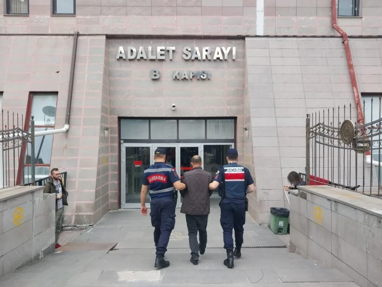 Eskişehir&#8217;de 20 Bin Liralık Kombiyi Çalan Şahıs Yakalandı