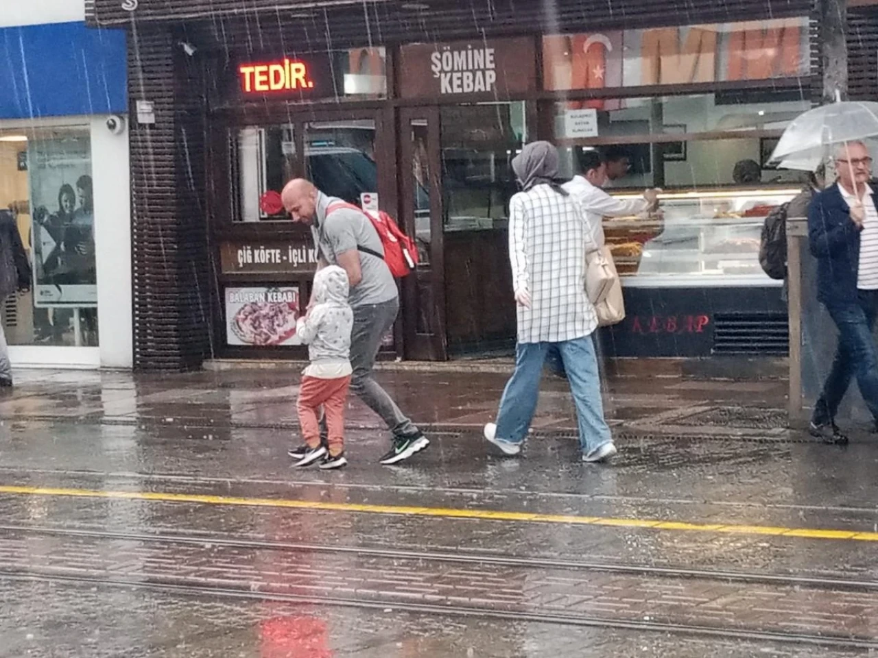 Eskişehir&#8217;de Aniden Bastıran Yağmurdan Kaçtılar