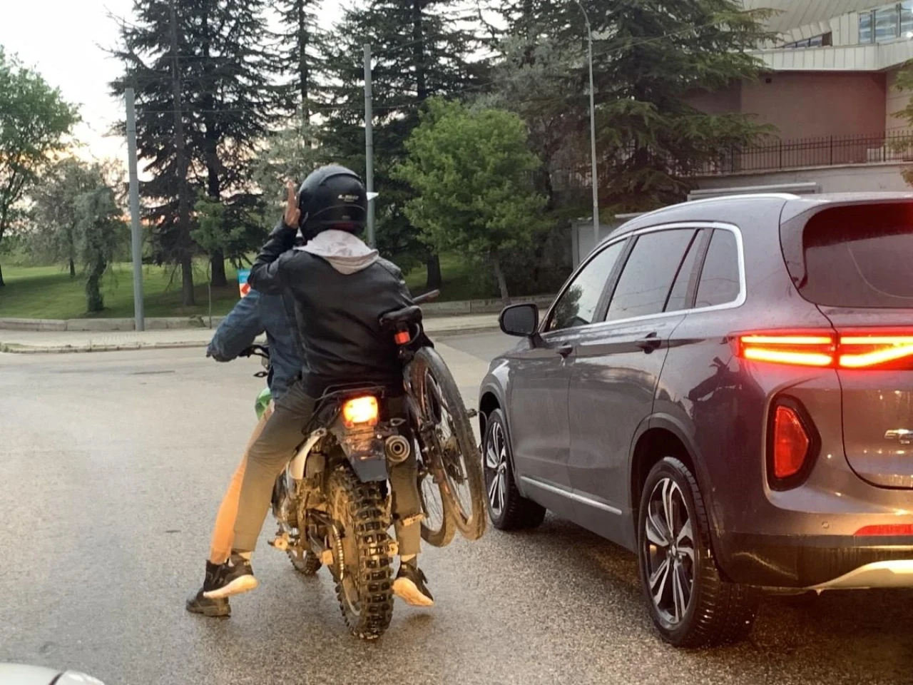 Eskişehir&#8217;de Motosikletlinin Tehlikeli Yolculuğu