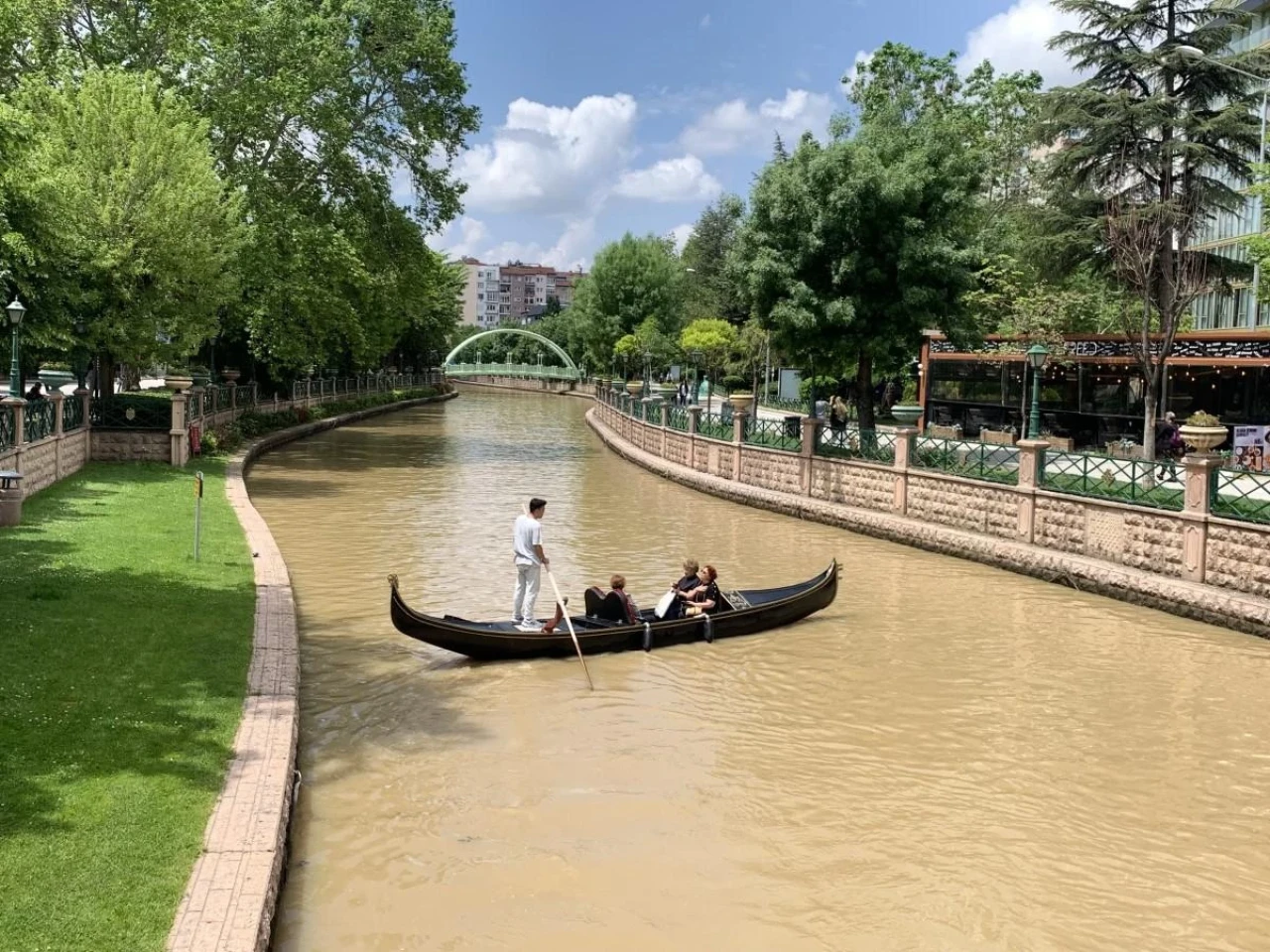 Porsuk Çayı’nın Rengi Gondol Seferlerine Hava Kattı