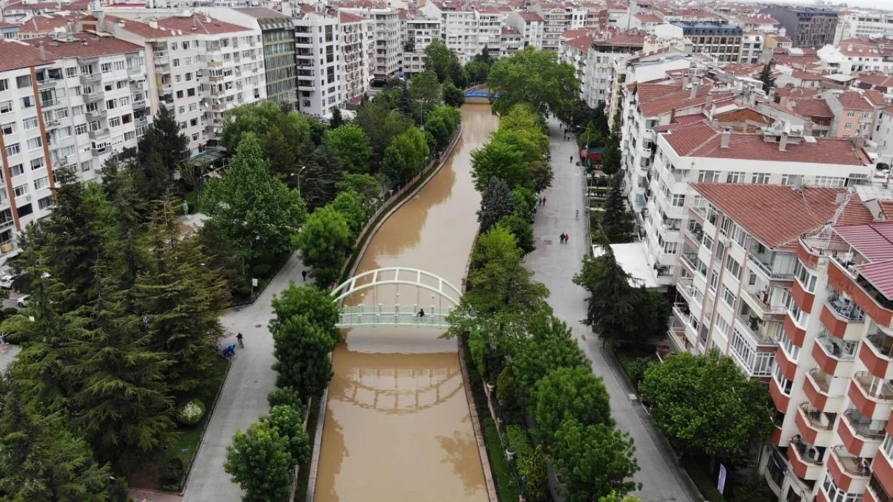 Eskişehir&#8217;de Yağışlar Porsuk Çayı&#8217;nı Kahverengiye Boyadı