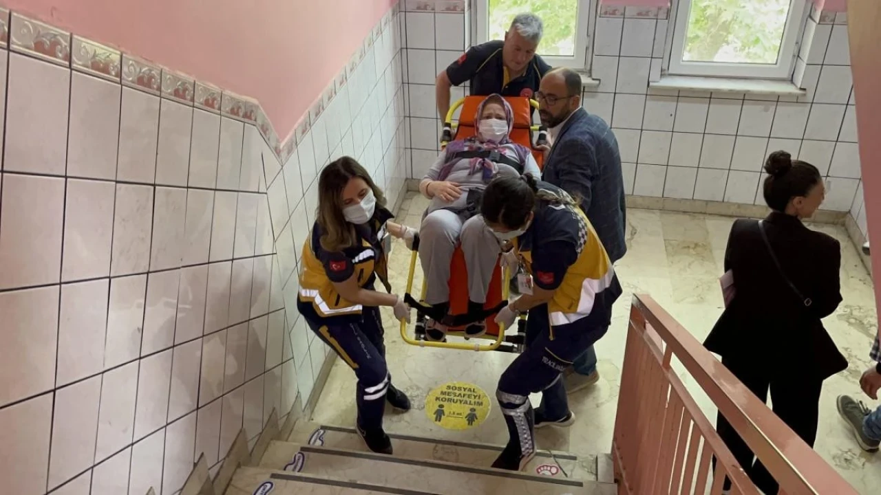 Eskişehir&#8217;de Vatandaş Ambulansla Oy Kullanmaya Geldi