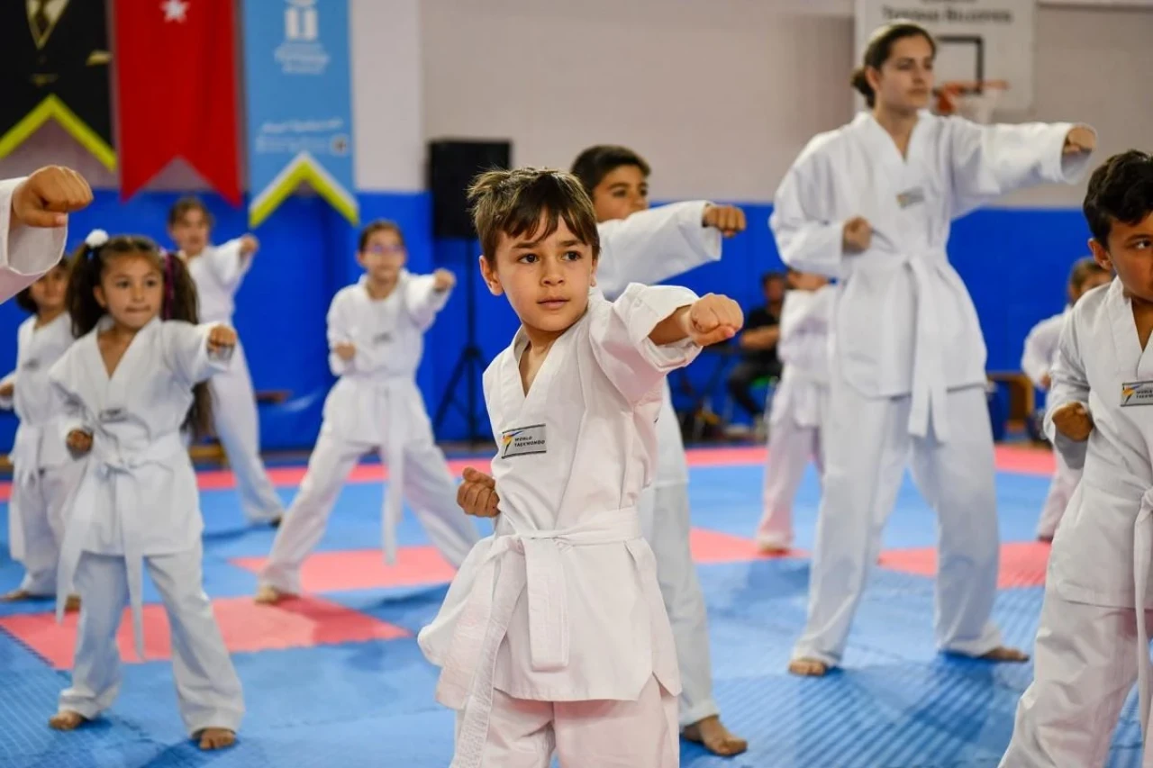 Eskişehir&#8217;de Genç Tekvandocular Yeni Kuşaklarını Kazandılar