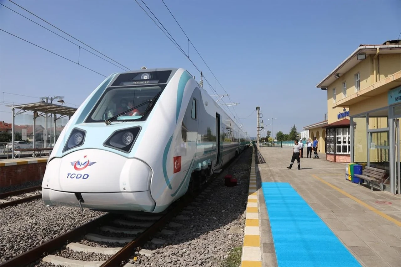 Adını Eskişehir&#8217;den Alan Tren İlk Kez Yolcularıyla Raylarda