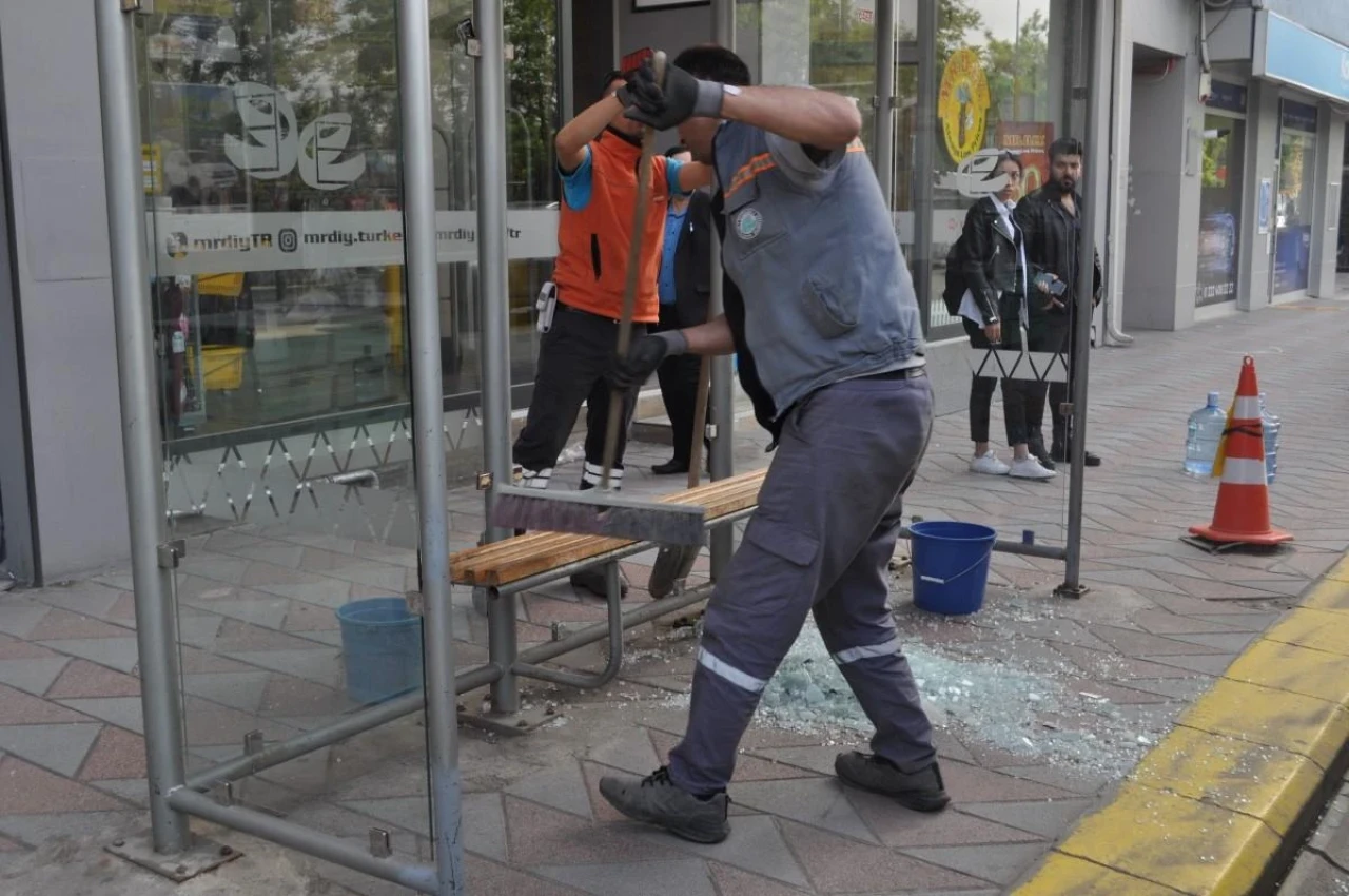 Eskişehir&#8217;de Otobüs Durağı Vandalların Saldırısına Uğradı