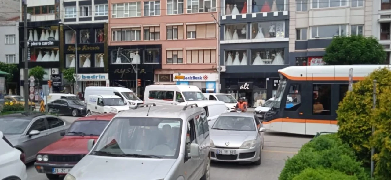 Eskişehir&#8217;de Otobüs Kuyruğu Trafiği Sıkıştırdı