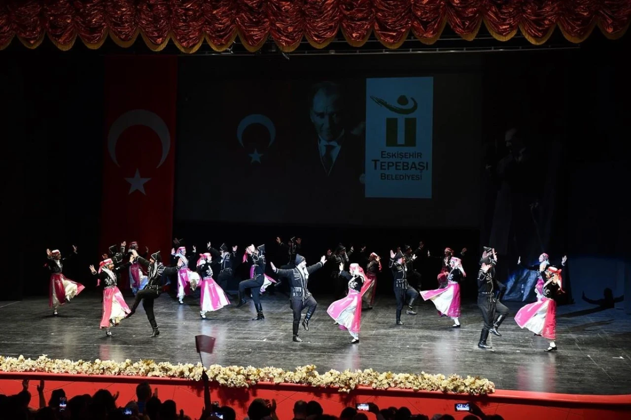 Eskişehir&#8217;de Halk Dansları Topluluğu Beğenileri Topladı