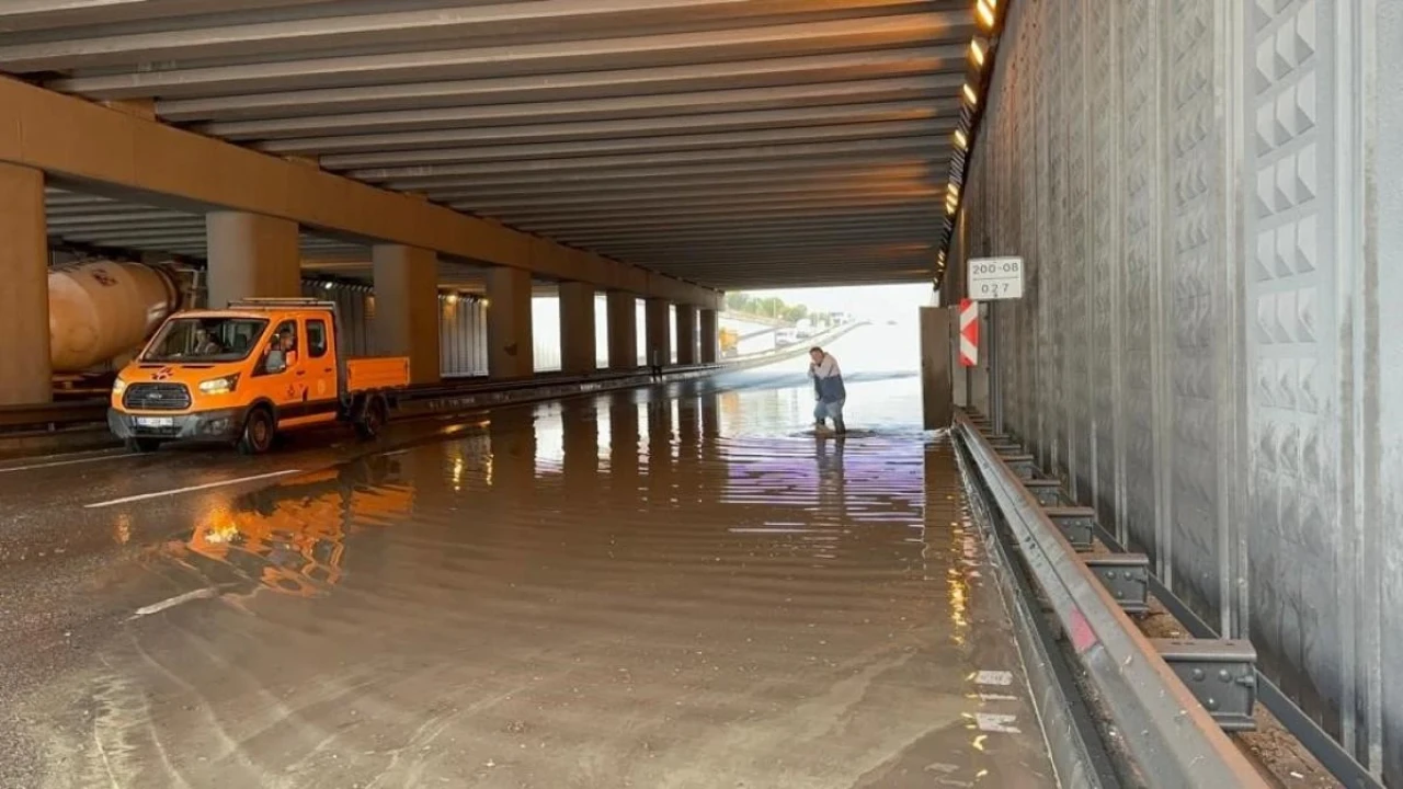 Eskişehir’de Su Basan Alt Geçit Geçici Olarak Kapatıldı