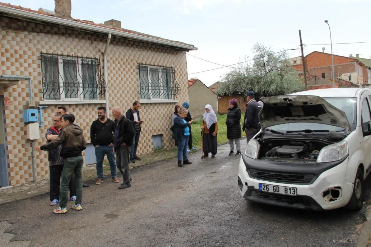 Eskişehir&#8217;de Yıldırım Düşen Mahalle Büyük Zararda