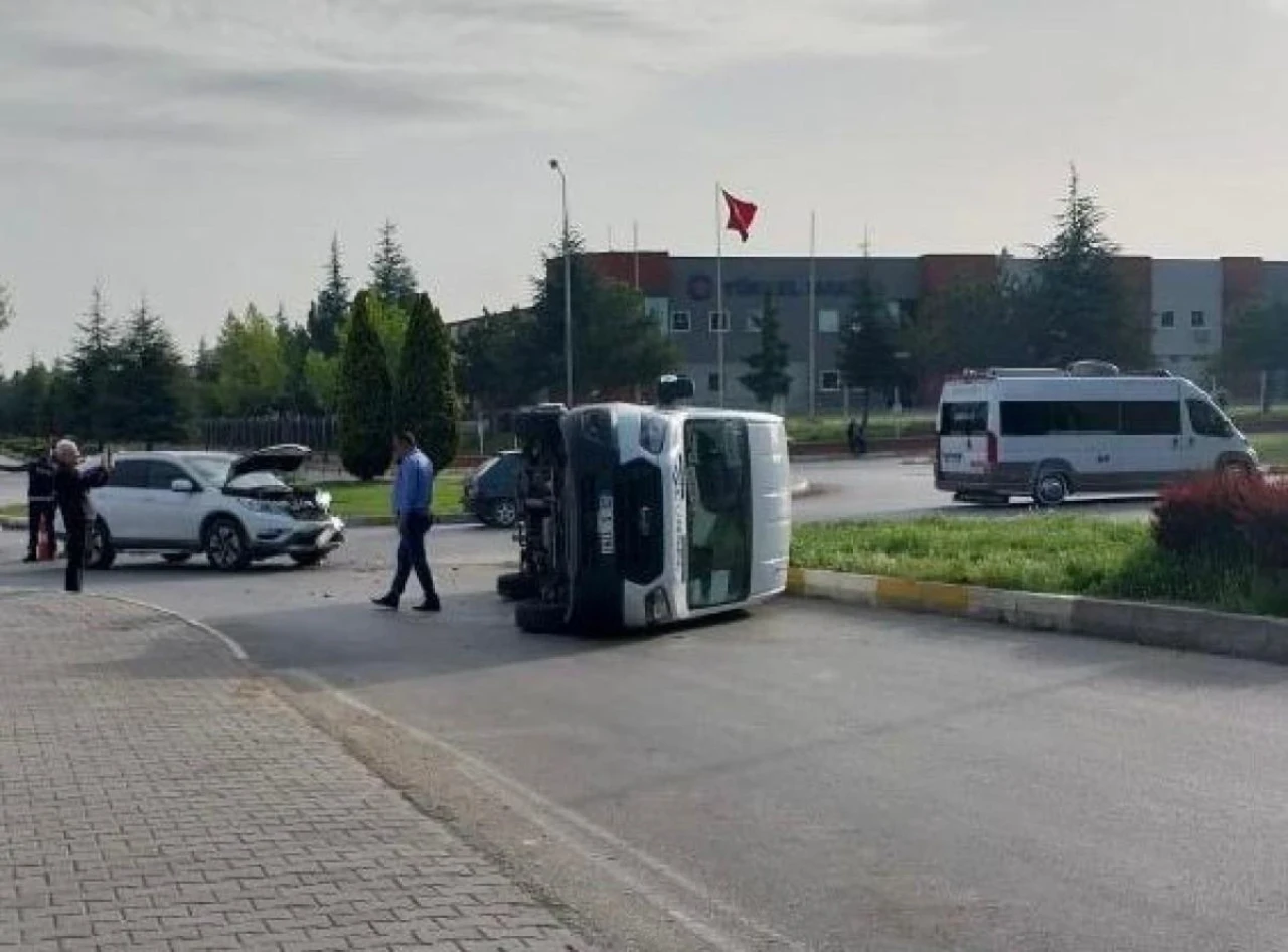 Eskişehir&#8217;de İşçi Minibüsü Devrildi