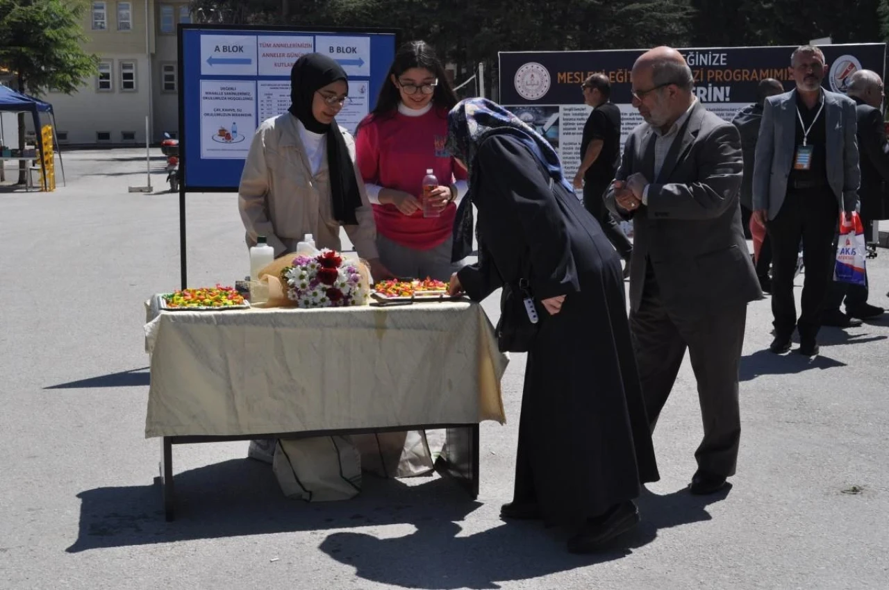 Eskişehir&#8217;de Bir Okuldan Annelere Sürpriz