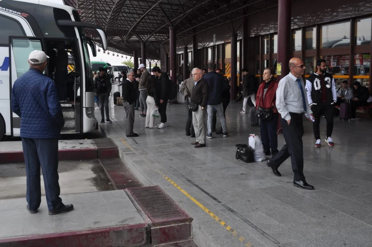 Eskişehir&#8217;deki Depremzedeler Memleketlerine Dönüyor