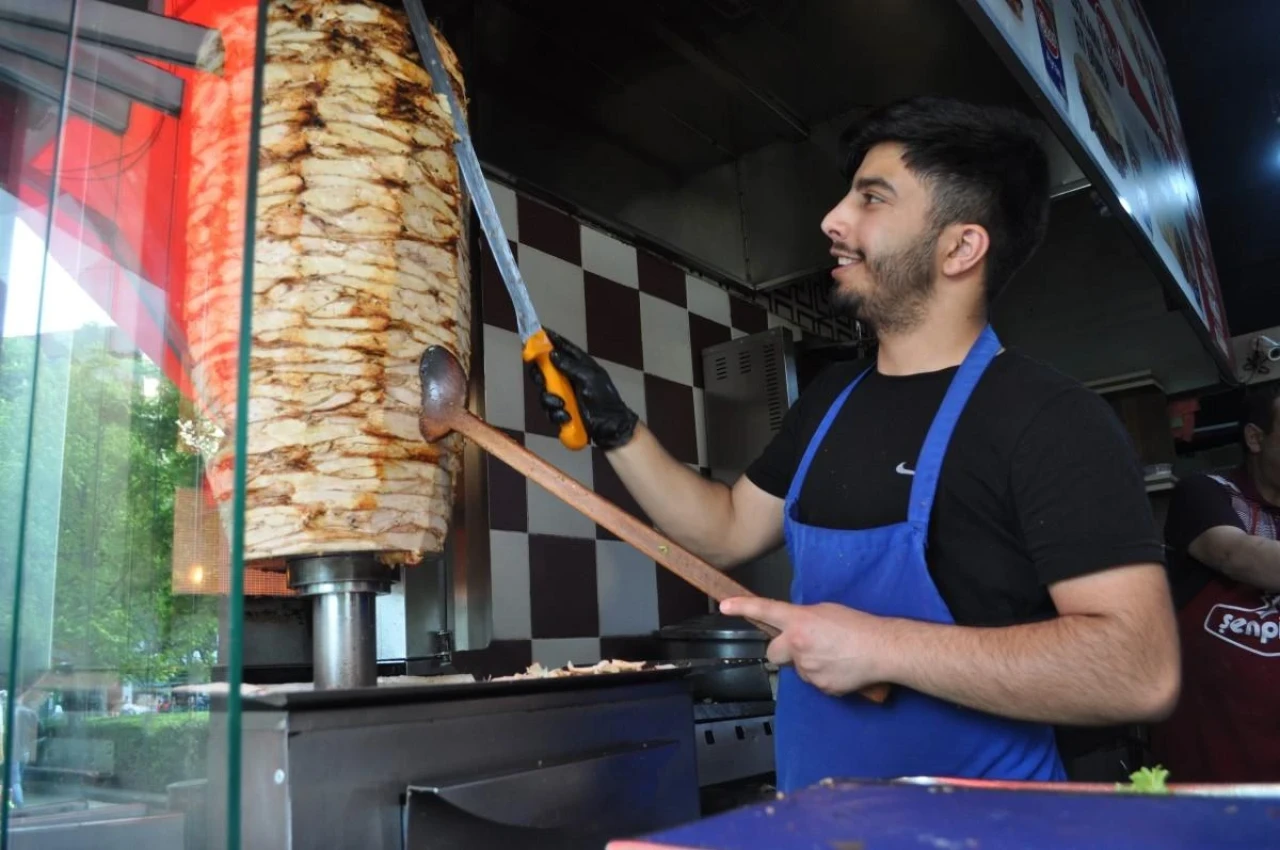 Eskişehir&#8217;de Öğrenci Dostu Dönerci Esnafı