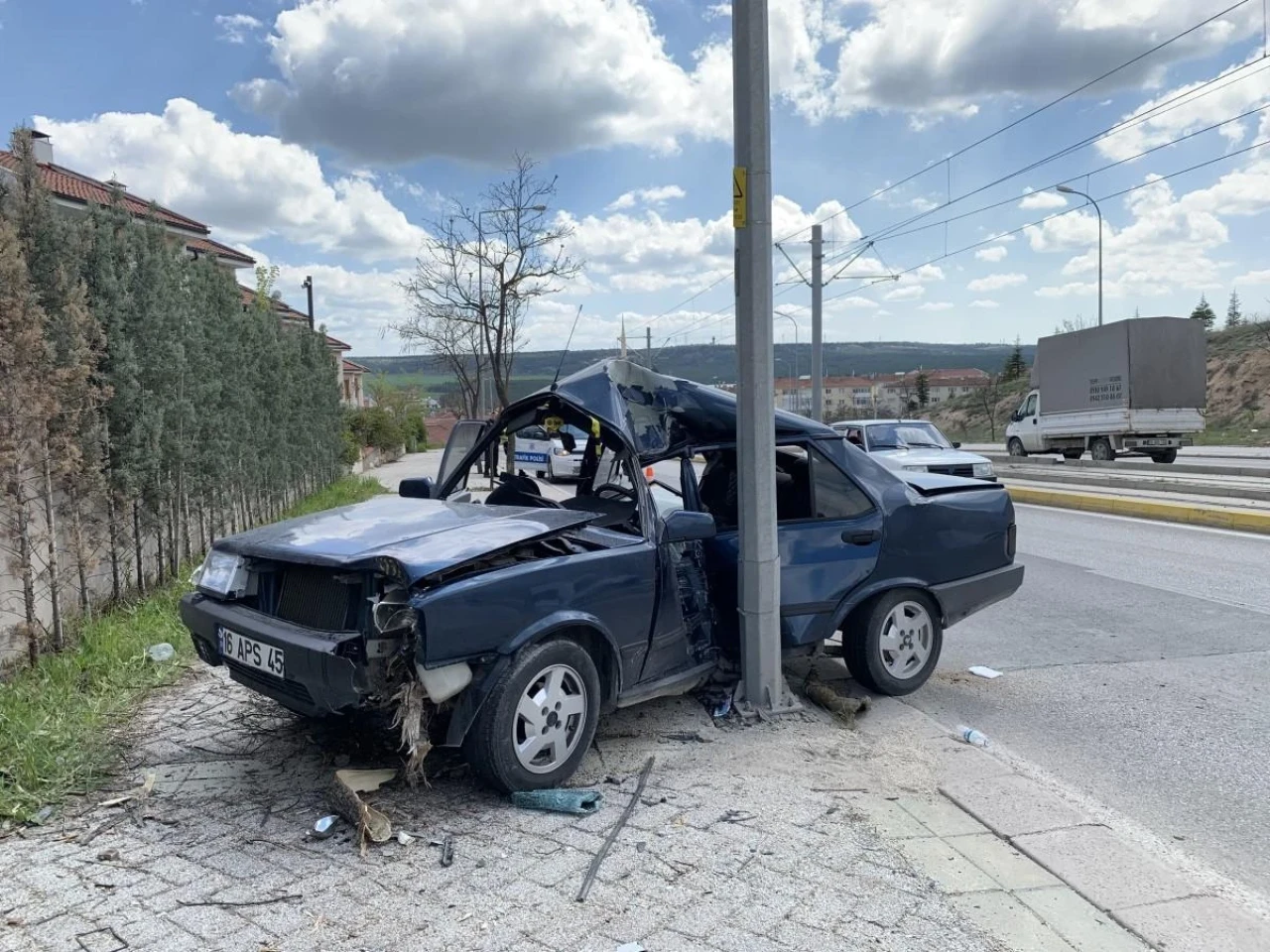 Eskişehir&#8217;de Kontrolden Çıkan Araç Direğe Çarptı