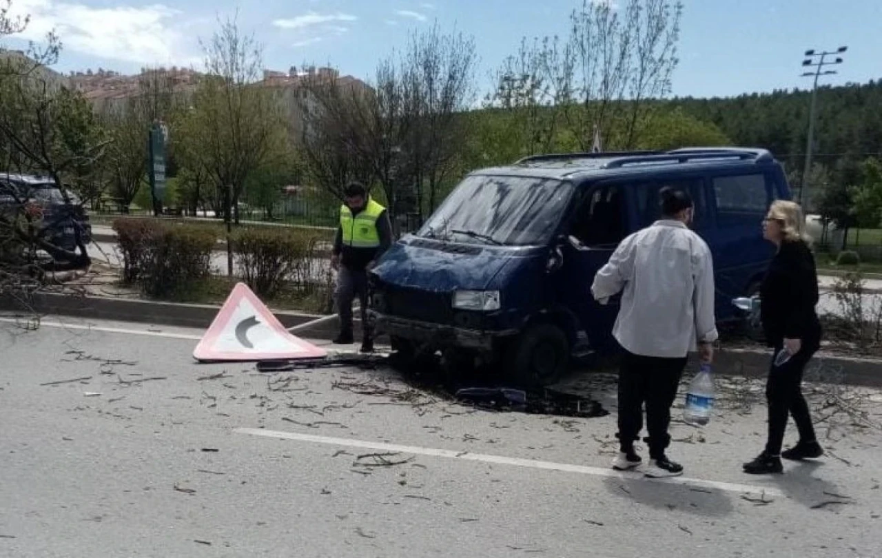 Eskişehir&#8217;de Minibüsün Orta Refüje Çıktığı Kaza