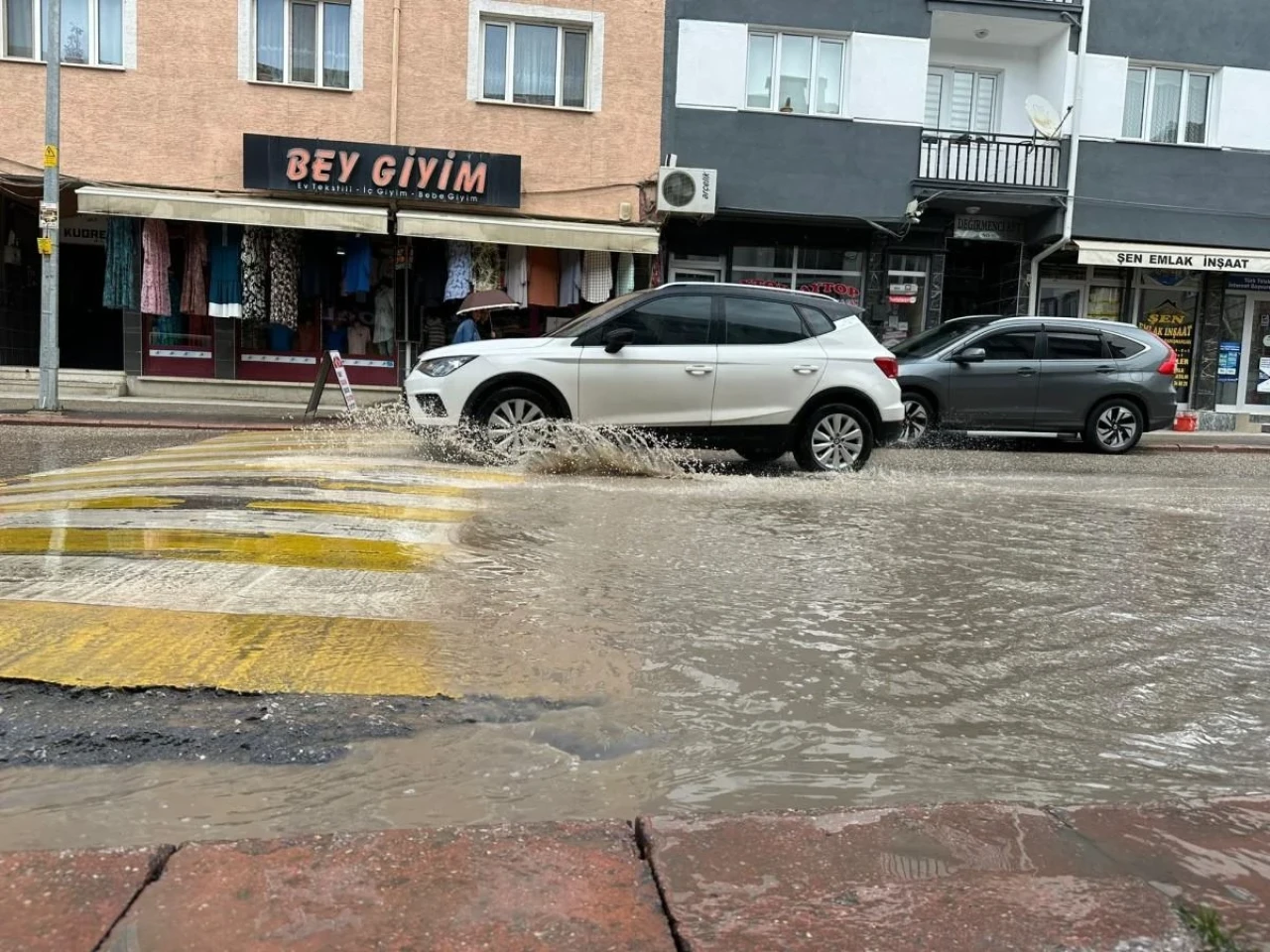 Biriken Sular Eskişehir Vatandaşlarına Zor Anlar Yaşattı