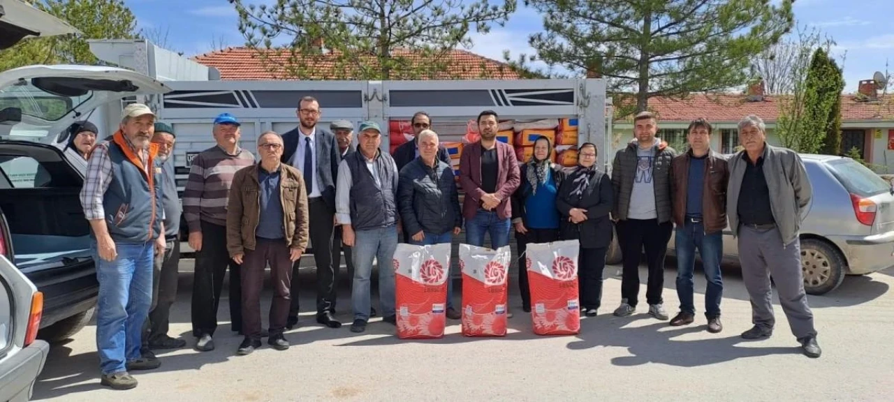 Eskişehir Mahmudiye Çiftçisine Ayçiçeği Tohumu Hibesi