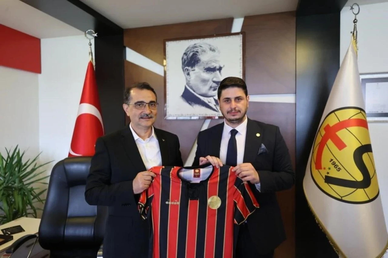 Bakan Dönmez Eskişehirspor Tesislerini Ziyaret Etti