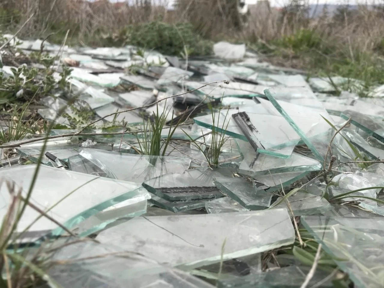 Eskişehir&#8217;de Cam Parçaları Tedirgin Ediyor