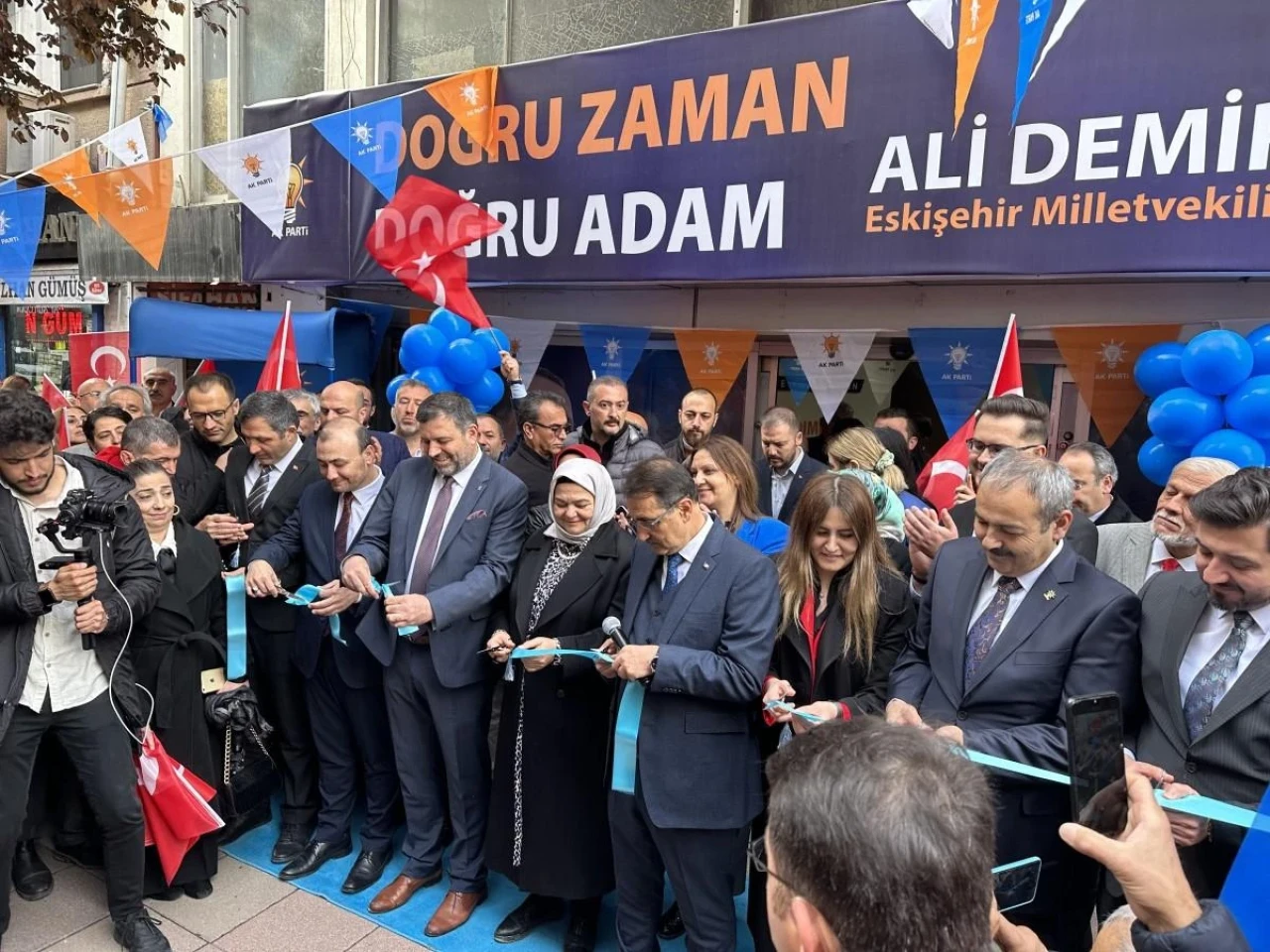 Bakan Dönmez, Eskişehir&#8217;de Ak Parti Bürosu Açılışına Katıldı